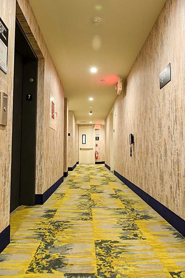 Super 8 by Wyndham Bronx Near Botanical Garden