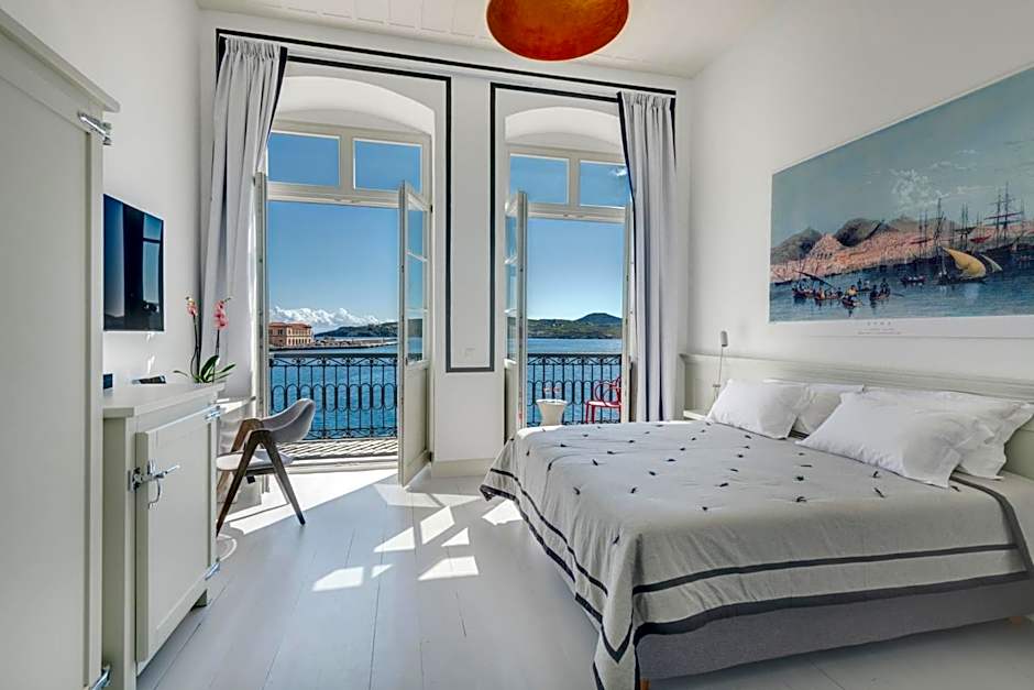 Skylight - 1873 Seafront Luxury Suites on the Harbor, City Center