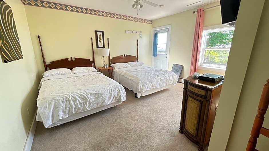 Admiral's Quay Motel & Suites