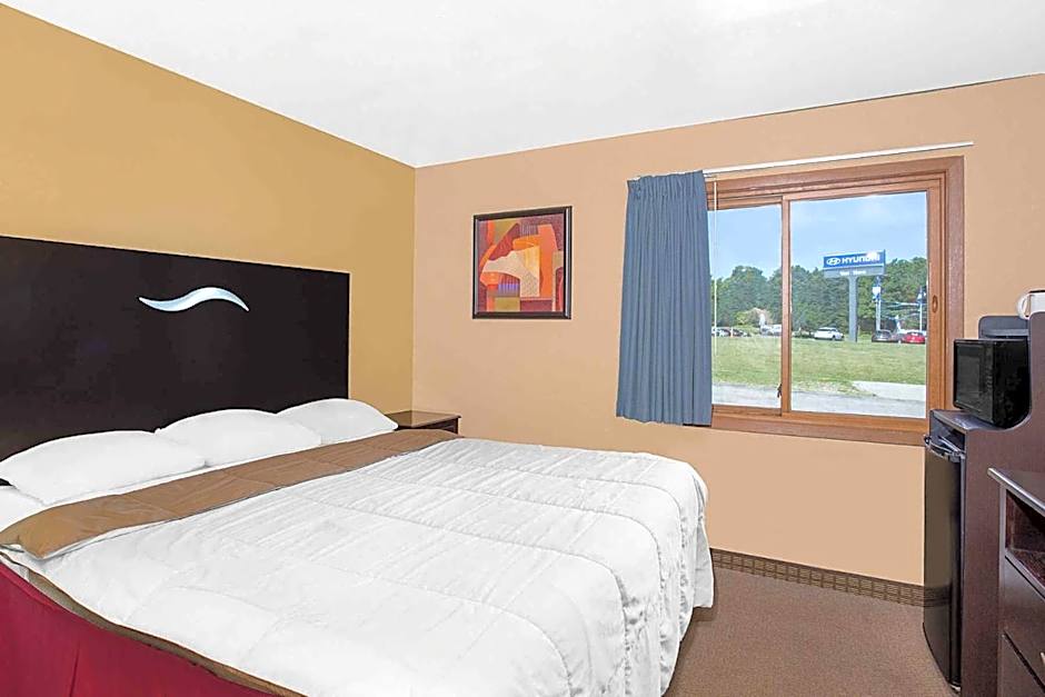 Super 8 by Wyndham Sheboygan WI