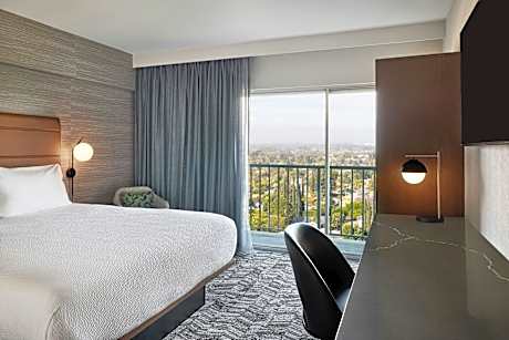Smaller Guest room, 1 King, Near elevator