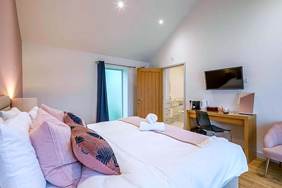 King Deluxe Ensuite with Shower-Bath and Courtyard View - Fawcett