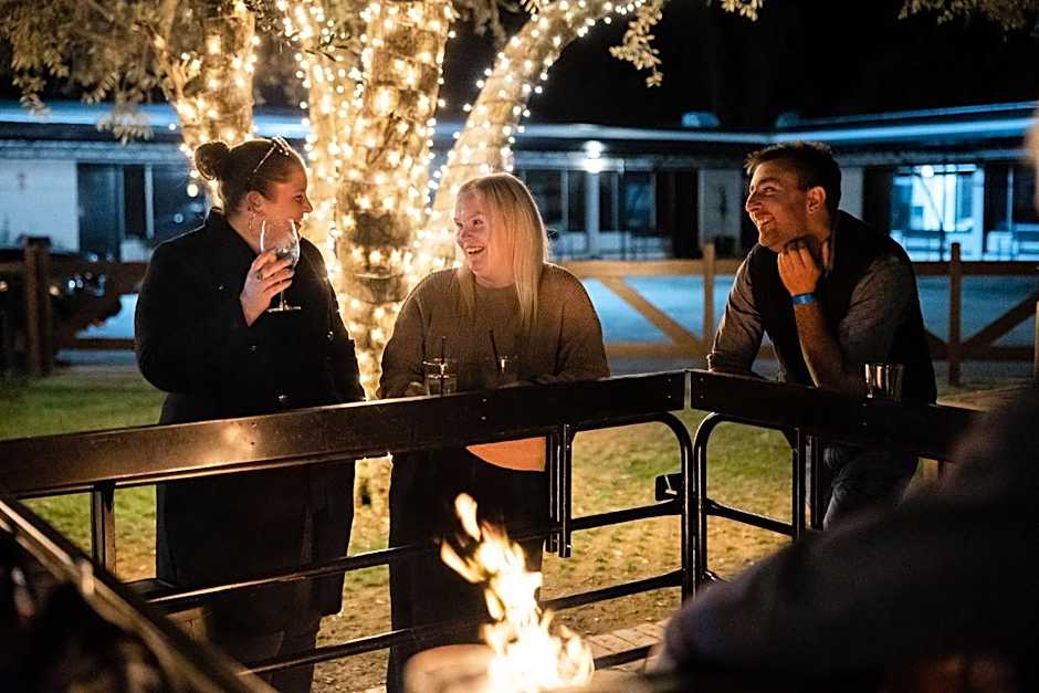 Palm and Pawn Motor Inn