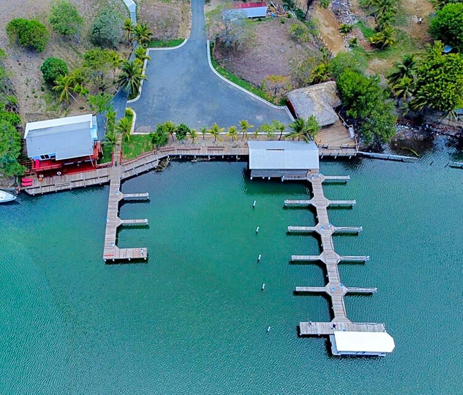 Hotel and Dive Center Roatan Yacht Club