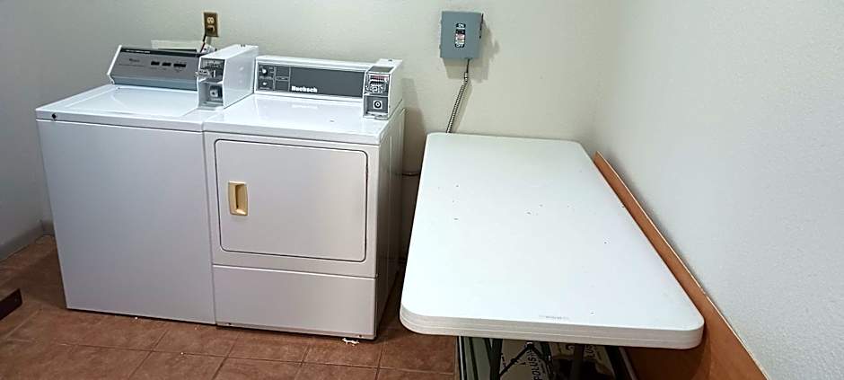 Red Roof Inn & Suites Clinton, MS