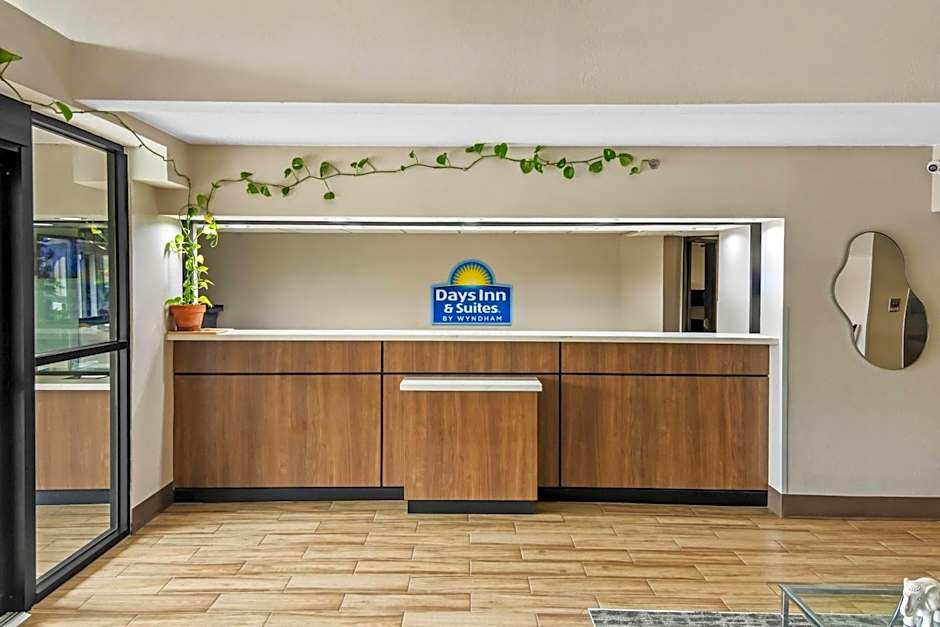 Days Inn & Suites by Wyndham DeSoto