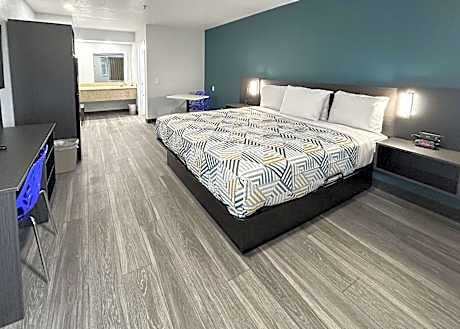 King Room with Roll-in Shower - Disability Access - Non-Smoking