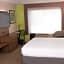 Holiday Inn Express Suites Tyler North