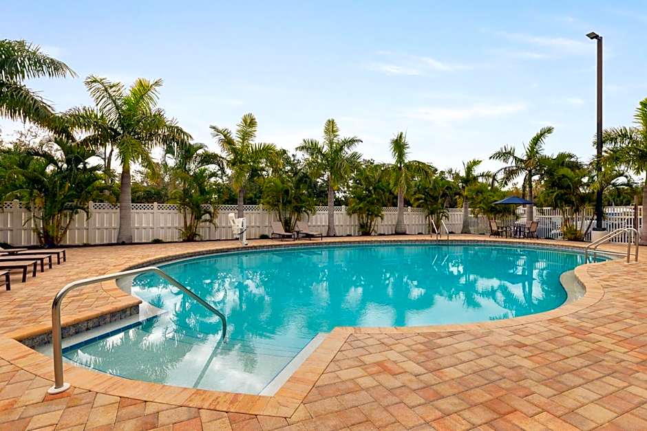 Spark by Hilton Sarasota Siesta Key Gateway