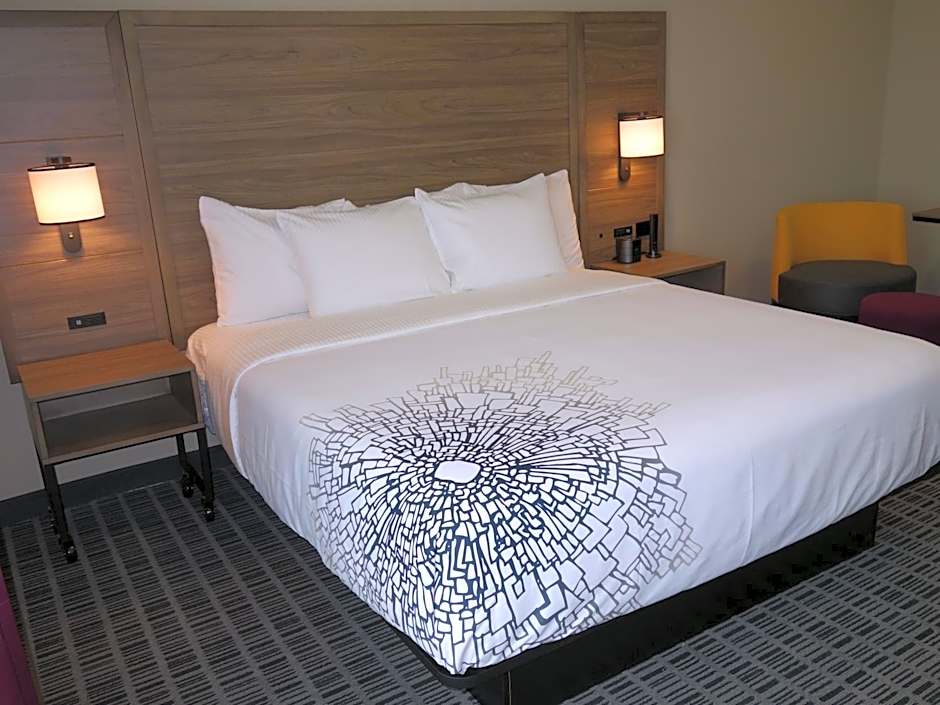 La Quinta Inn & Suites by Wyndham San Antonio Alamo City