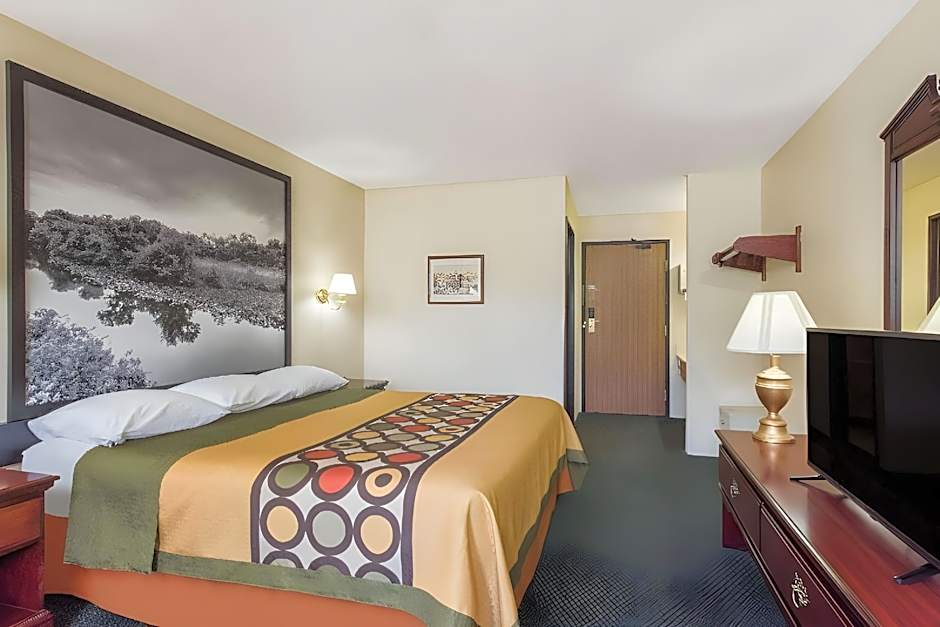 Super 8 by Wyndham Burnham/Lewistown