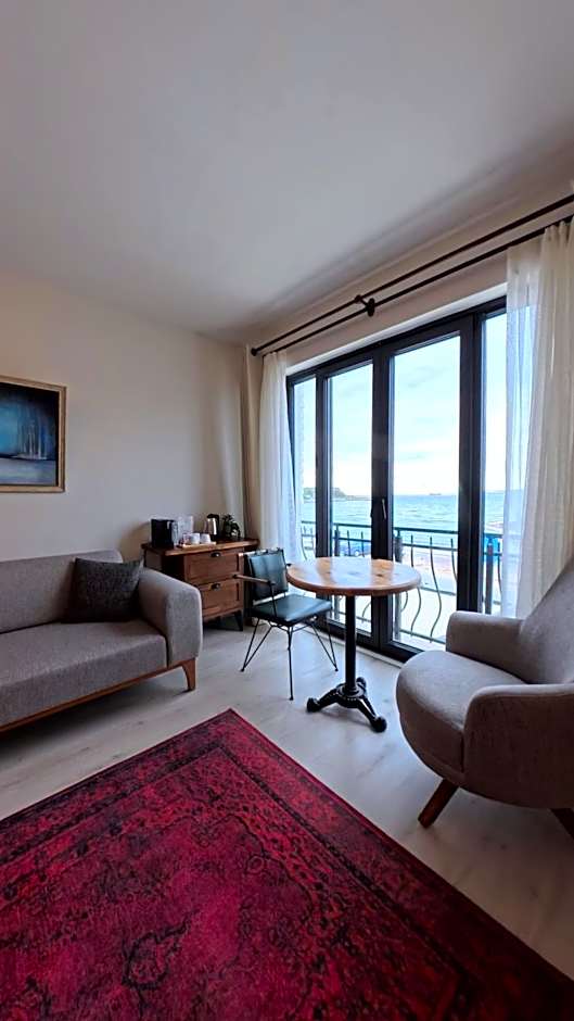8 Rooms Hotel