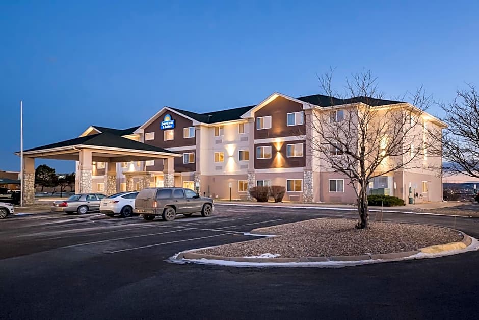 Days Inn & Suites by Wyndham Castle Rock