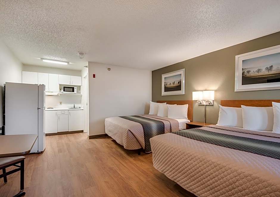 HomeTowne Studios Fresno - West