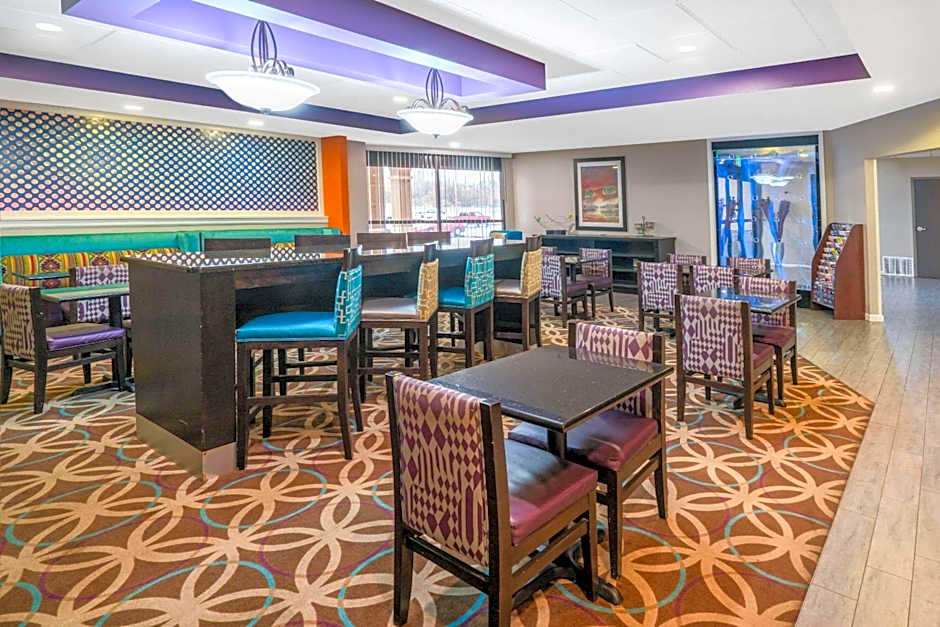 La Quinta Inn & Suites by Wyndham Memphis Airport Graceland