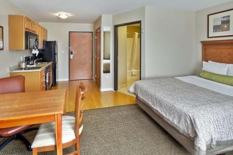 Queen Studio Suite with Bath Tub - Mobility Accessible - Non-Smoking