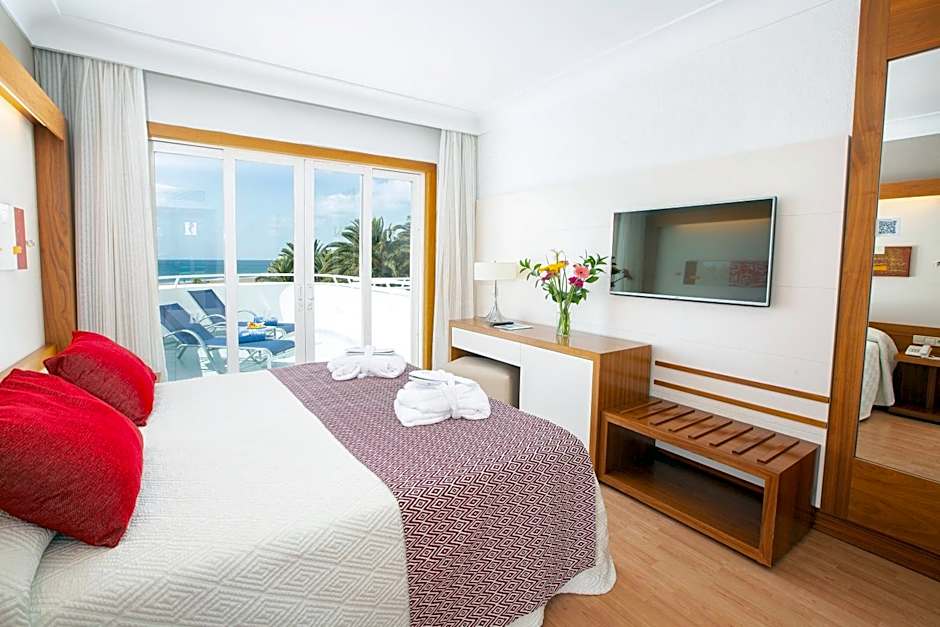 Photo 1 of 13 of Junior Suite, Pool View