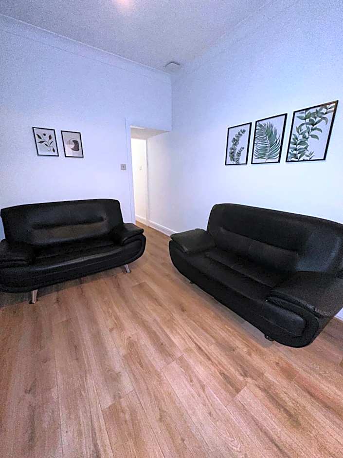 Lovely Town house Room 1