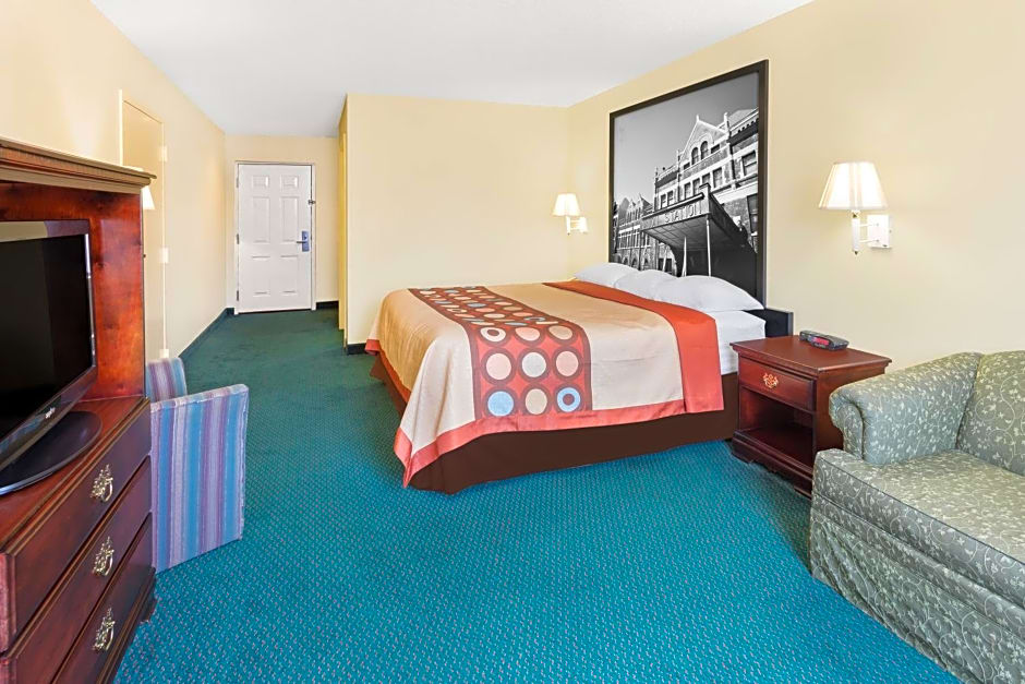 Super 8 by Wyndham Montgomery I-65