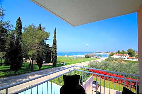 4 Star apartments with sea view in Zambratija