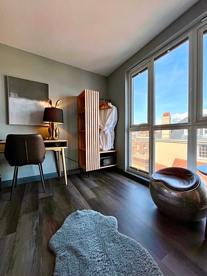 Pinnacle Suites Hotel