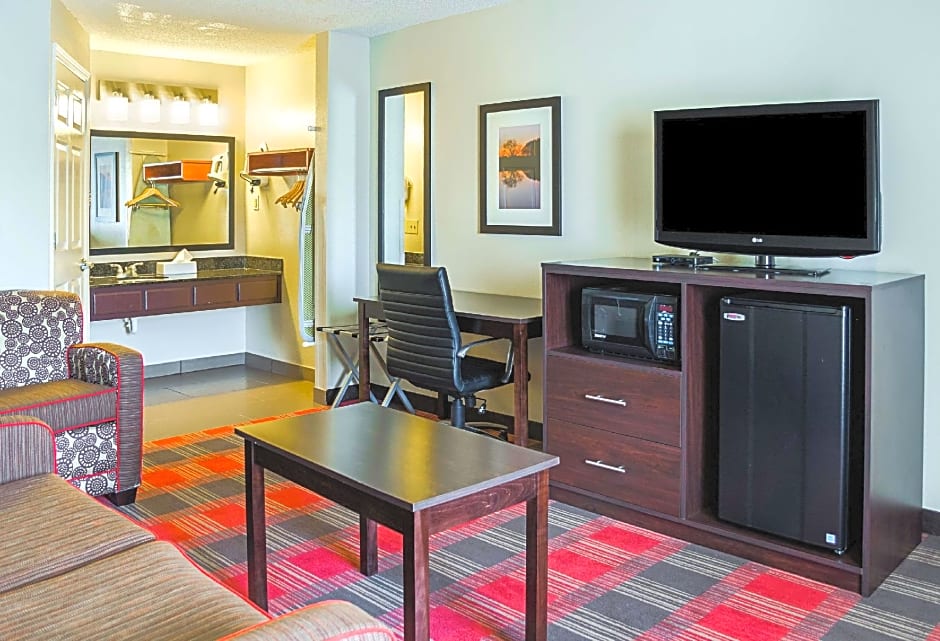 Photo 1 of 4 of 1 King Bed Suite, Nonsmoking