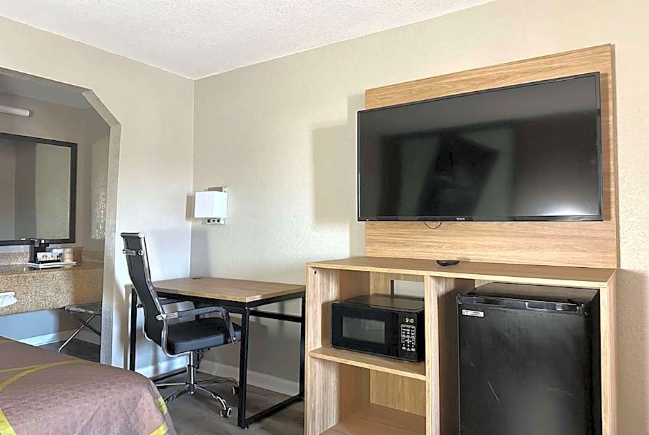 Super 8 by Wyndham Monroe