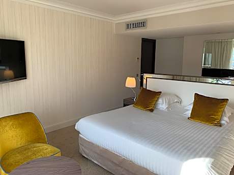 Junior Suite Street
