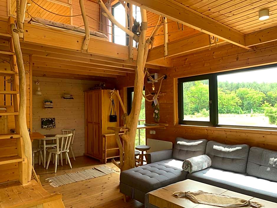 Domek na drzewie w Dolinie Uradu