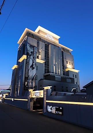 HOTEL FINE - INTO THE PREMlUM -