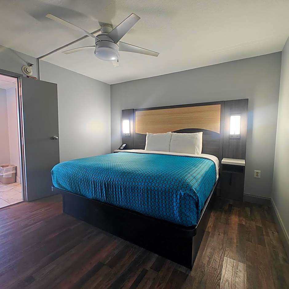 Mountain Vista Inn & Suites - Walking Distance to the Island