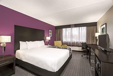 King Room with Bath Tub - Mobility Accessible/Non-Smoking