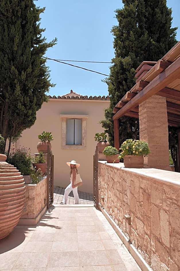 Manili Boutique Suites & Villas