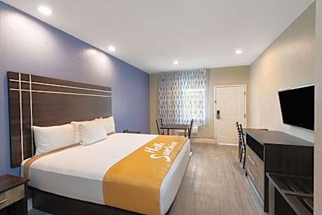 Days Inn & Suites by Wyndham La Porte