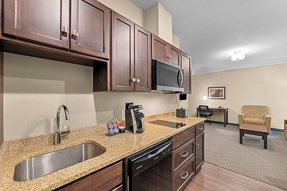 Best Western Plus Lacombe Inn & Suites