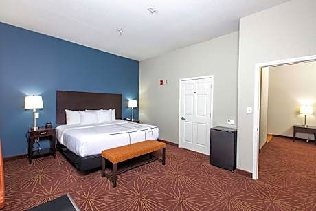 One-Bedroom King Suite with Roll-In Shower - Mobility/Hearing Accessible - Non-Smoking