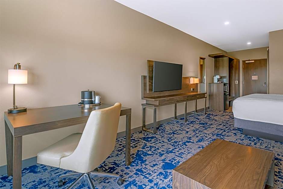 Best Western Plus Marquette Hotel & Suites