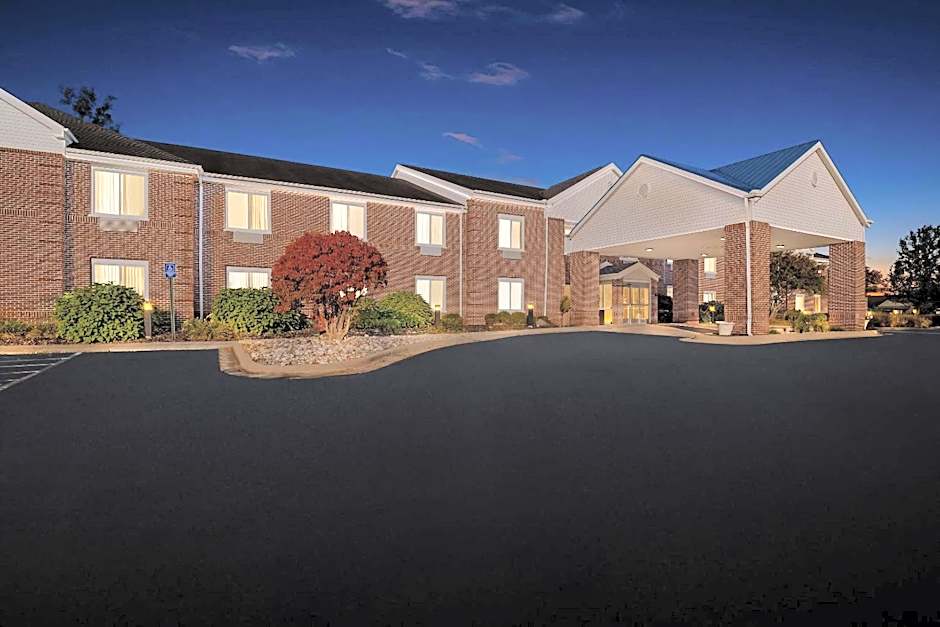 HomeTowne Studios by Red Roof East Lansing - Okemos