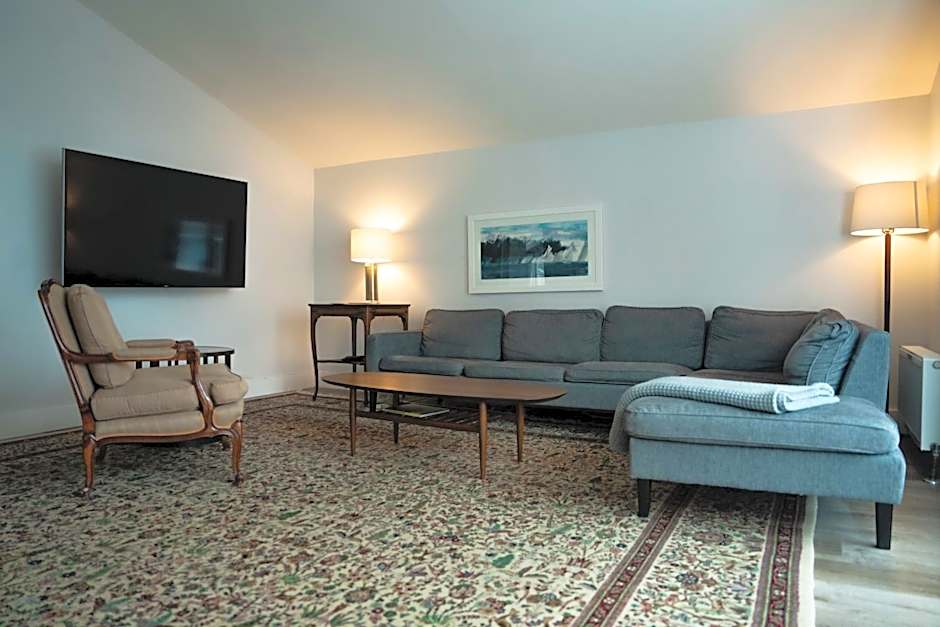 South Landing Inn