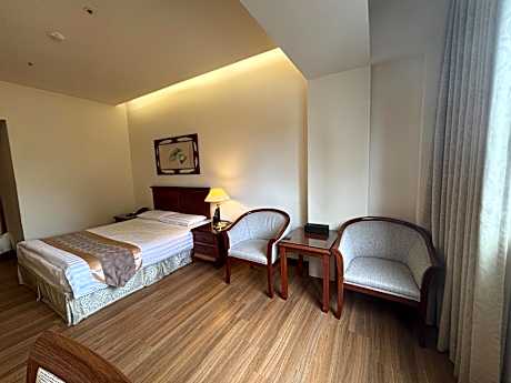 Exquisite Double Room with Window