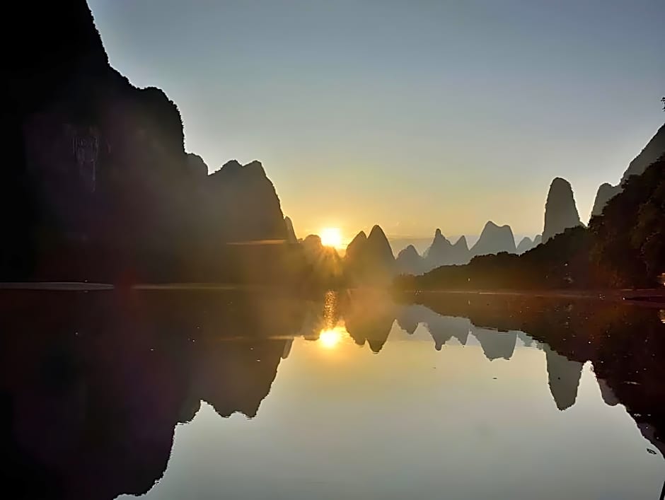 Yellow Cloth Reflection Inn