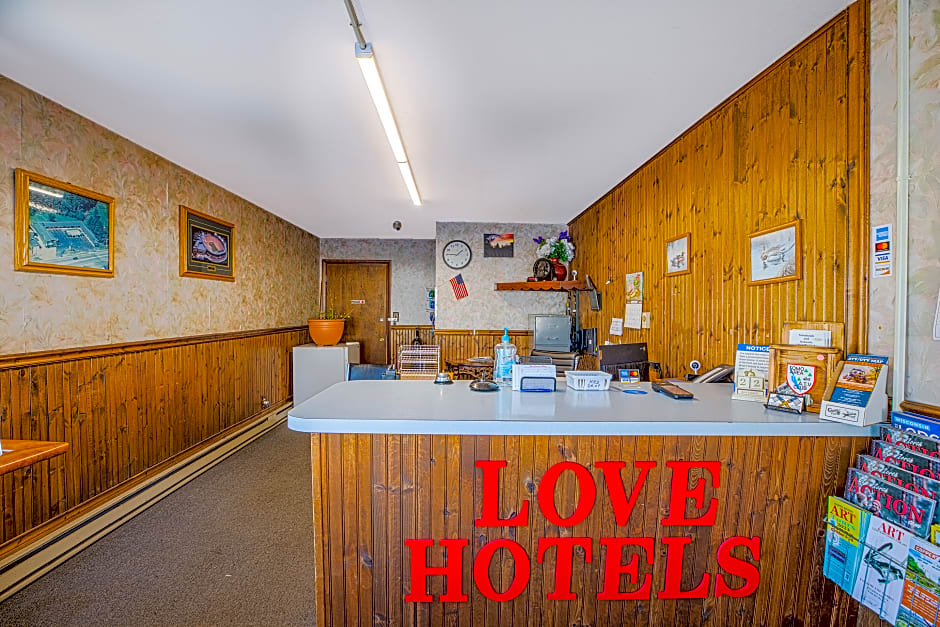 Love Hotels Tomahawk by OYO at Lake Mohawksin WI