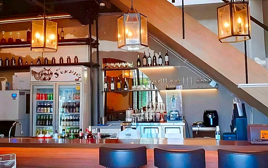 J Place Hotel