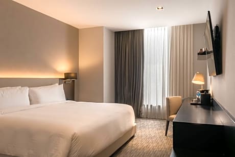 Grand Traditional, Guest room, 1 King, Vol view, City view