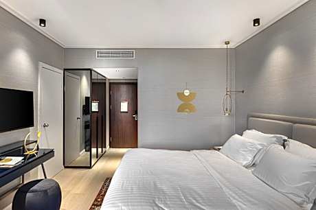 Standard Connecting (1 Queen Bed and 4 Twin Beds)