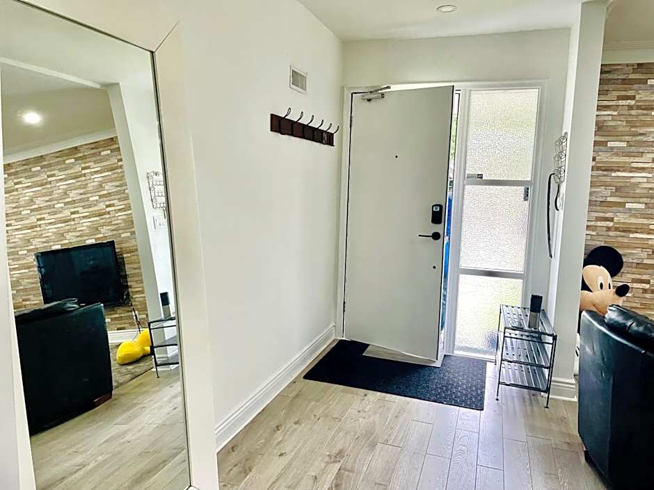 Vacation house Entire floor Kids yard walk 2 subway