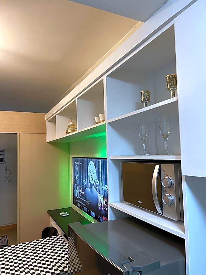 Whole Condo with Pool Great for Staycation