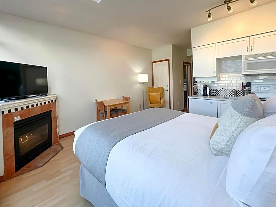 Alpenglow Lodge Rainbow Look Out Studio by MVA