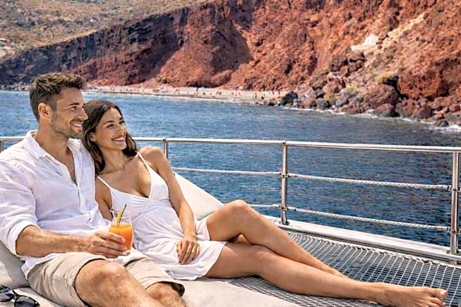 Sun Rocks Boutique Hotel - Caldera View Suites & Sunset Dining Experience