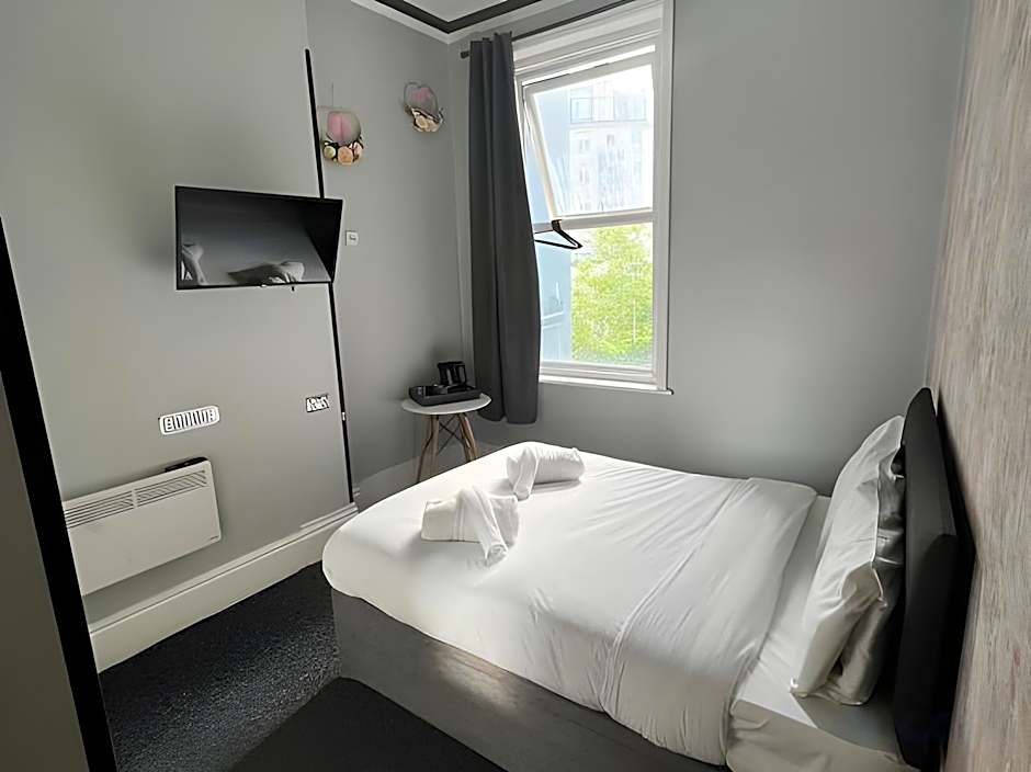 OYO Marine Parade Hotel, Eastbourne Pier